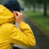 雨の日でも安心！風で脱げないレインコートのフード対策とおすすめアイテム徹底解説
