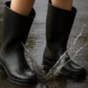 大きめサイズの長靴に隙間ができ、そこから雨水が入り込む様子