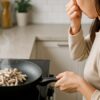 冷凍したしめじから立ち上る臭いに驚く調理中