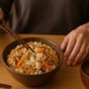 芯が残ってしまった炊き込みご飯を見て困る家庭の食卓