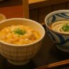 丸亀製麺の親子丼を楽しむ人々と、限定提供を示す店舗の様子