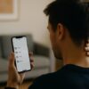 Instagramの投稿画面からライブボタンが消えて困惑するユーザーの様子を表す抽象的なイメージ