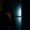 家庭内で冷蔵庫の音に耳を傾ける様子と夜間の静かな空間