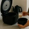 】 炊飯前にお米の合数を忘れて困っている家庭のキッチン風景